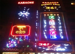 thi-cong-he-thong-den-karaoke
